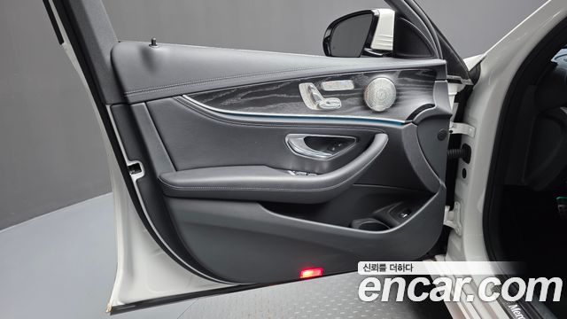 Mercedes-Benz E-Class 2022 — photo 14