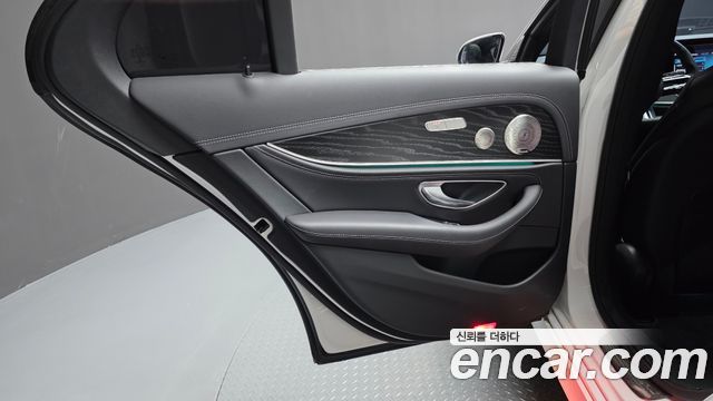 Mercedes-Benz E-Class 2022 — photo 15