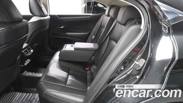 Lexus ES 2022 — photo 12