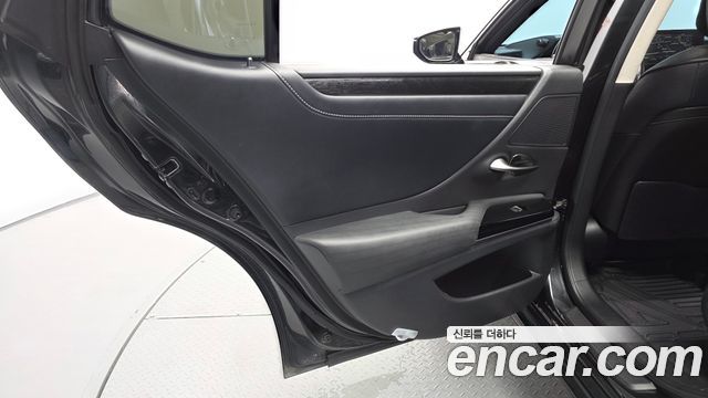 Lexus ES 2022 — photo 13