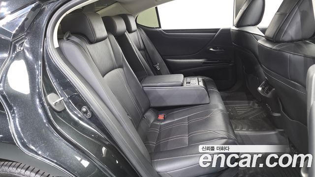Lexus ES 2022 — photo 19