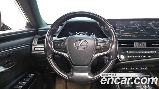 Lexus ES 2022 — photo 20