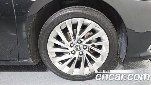 Lexus ES 2022 — photo 7