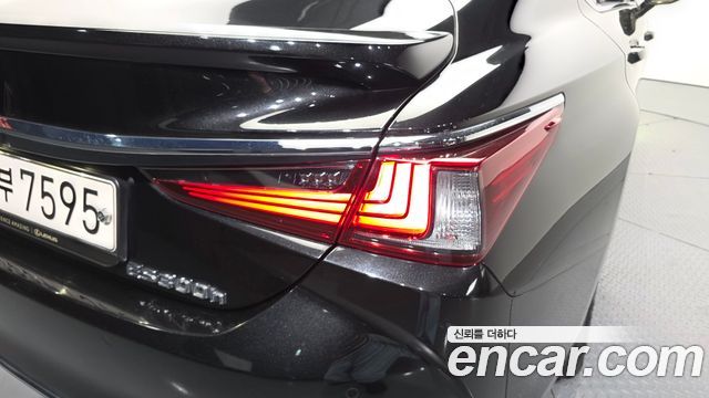 Lexus ES 2022 — photo 9
