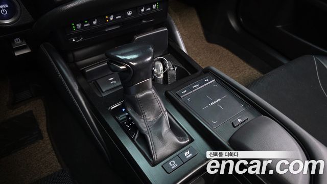 Lexus ES 2022 — photo 14