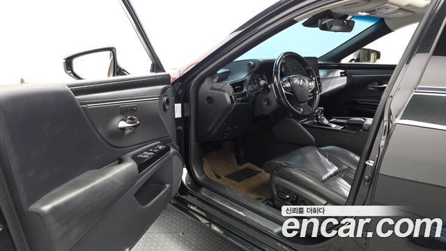 Lexus ES 2022 — photo 16