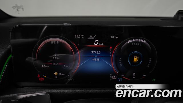 Mercedes-Benz GLB-Class 2021 — photo 11