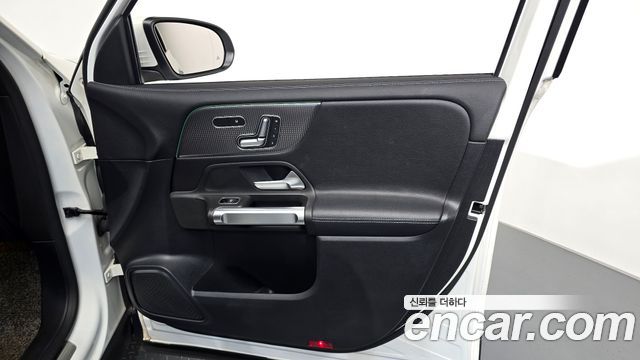 Mercedes-Benz GLB-Class 2021 — photo 14