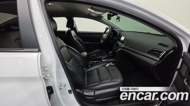 Hyundai AVANTE 2018 — photo 13