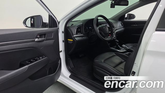 Hyundai AVANTE 2018 — photo 16