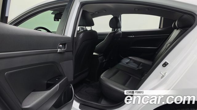 Hyundai AVANTE 2018 — photo 28
