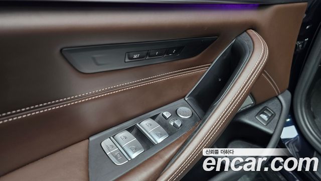 BMW 5-Series 2020 — photo 27