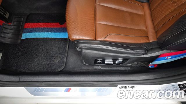 BMW 8-Series 2022 — photo 31