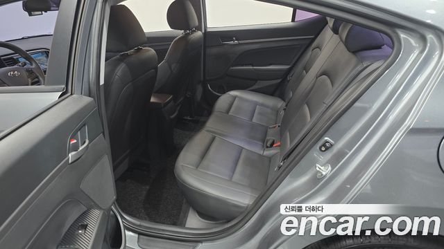 Hyundai AVANTE 2017 — photo 17