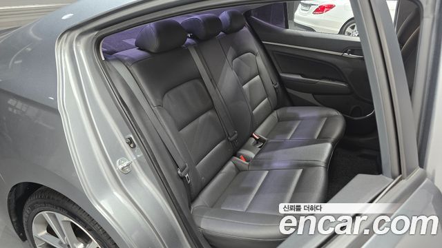 Hyundai AVANTE 2017 — photo 18