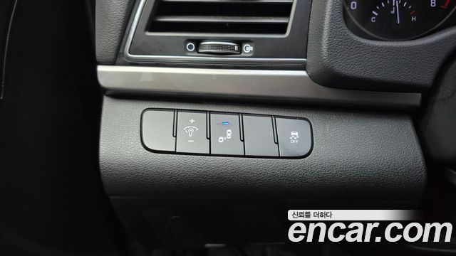 Hyundai AVANTE 2017 — photo 26