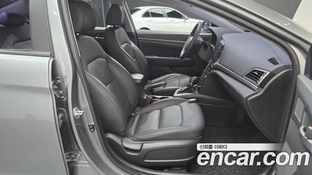 Hyundai AVANTE 2017 — photo 16