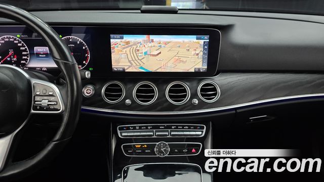 Mercedes-Benz E-Class 2020 — photo 19