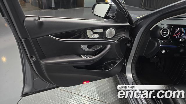 Mercedes-Benz E-Class 2020 — photo 14