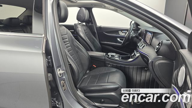 Mercedes-Benz E-Class 2020 — photo 16