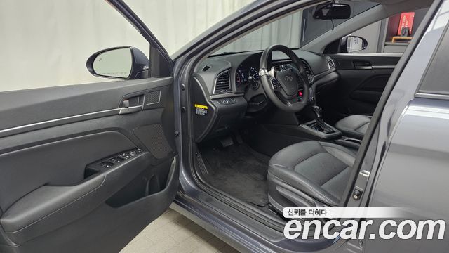 Hyundai AVANTE 2018 — photo 13