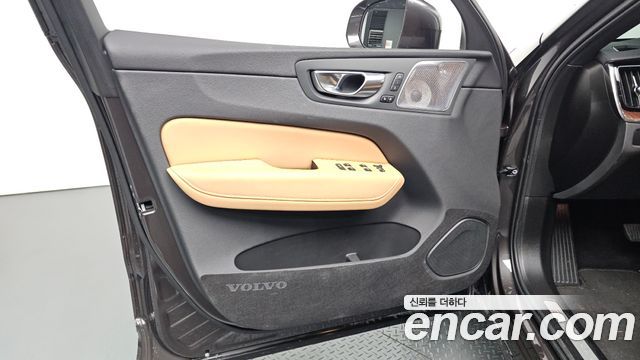 Volvo XC60 2025 — photo 13
