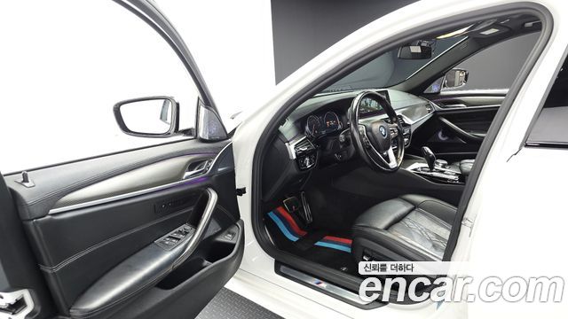 BMW 5-Series 2017 — photo 10