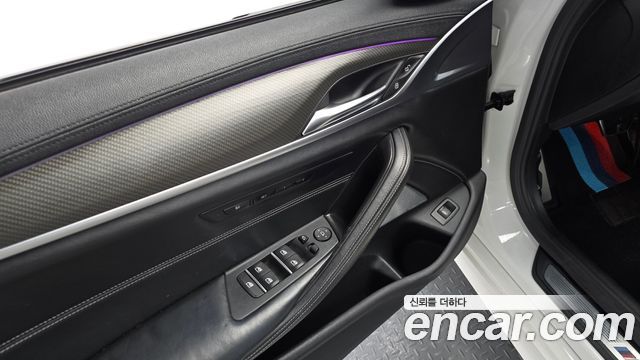 BMW 5-Series 2017 — photo 19