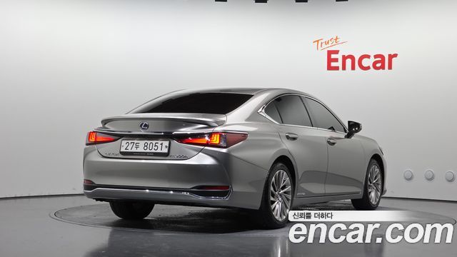 Lexus ES 2019 — photo 2