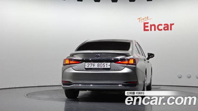 Lexus ES 2019 — photo 4