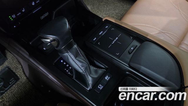 Lexus ES 2019 — photo 12