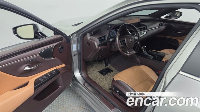 Lexus ES 2019 — photo 13