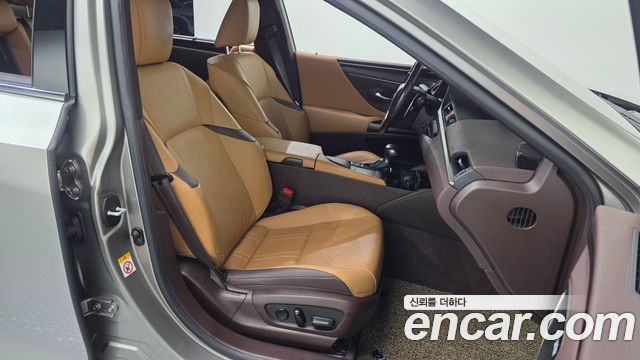 Lexus ES 2019 — photo 17