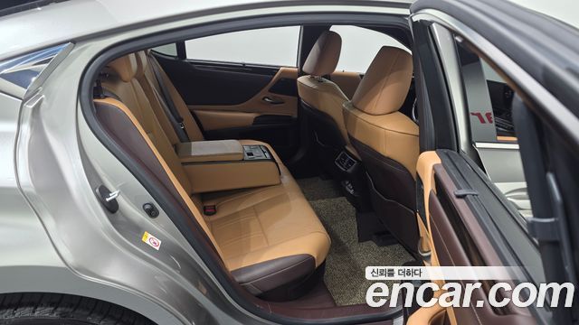 Lexus ES 2019 — photo 18