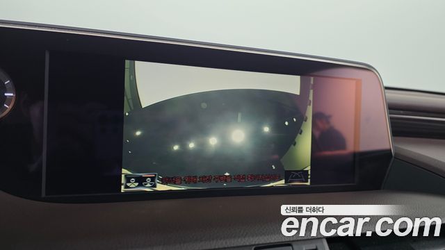 Lexus ES 2019 — photo 19