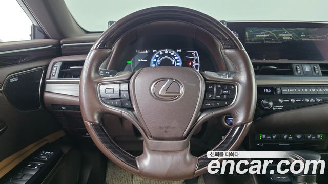 Lexus ES 2019 — photo 20