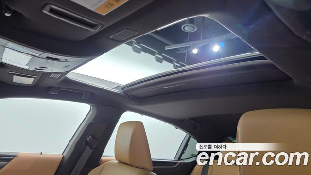 Lexus ES 2019 — photo 22