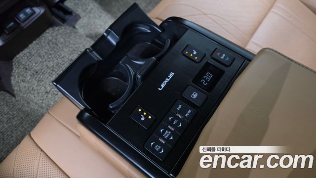 Lexus ES 2019 — photo 24