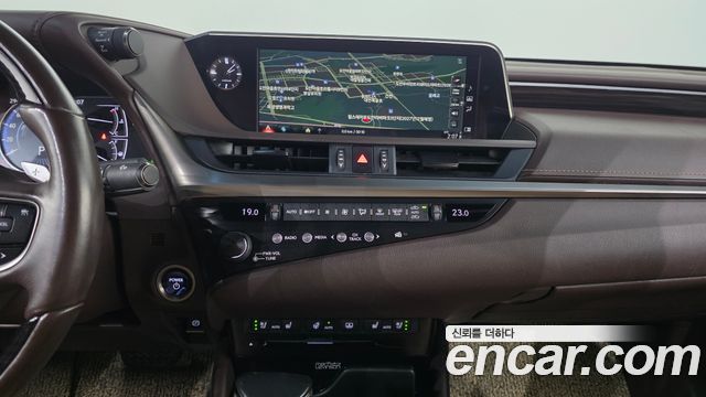 Lexus ES 2019 — photo 25