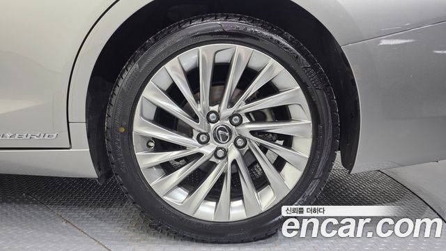 Lexus ES 2019 — photo 7