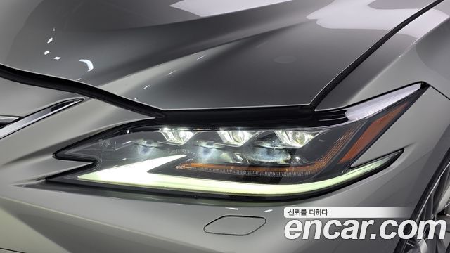 Lexus ES 2019 — photo 8