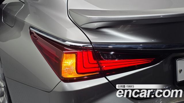 Lexus ES 2019 — photo 9