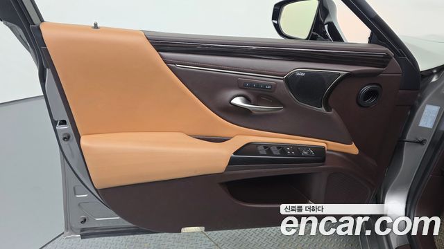 Lexus ES 2019 — photo 14