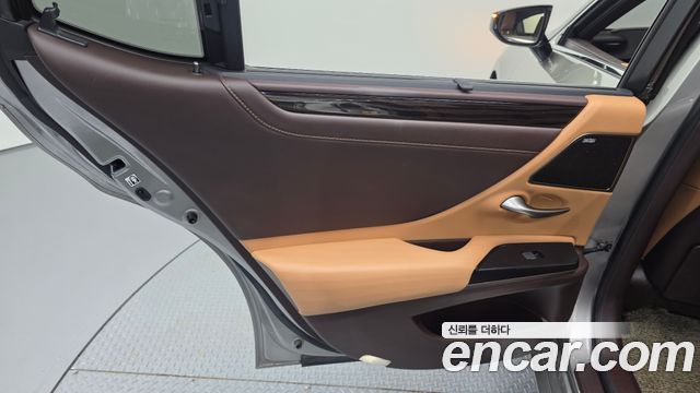 Lexus ES 2019 — photo 15