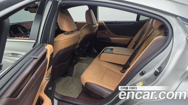 Lexus ES 2019 — photo 16