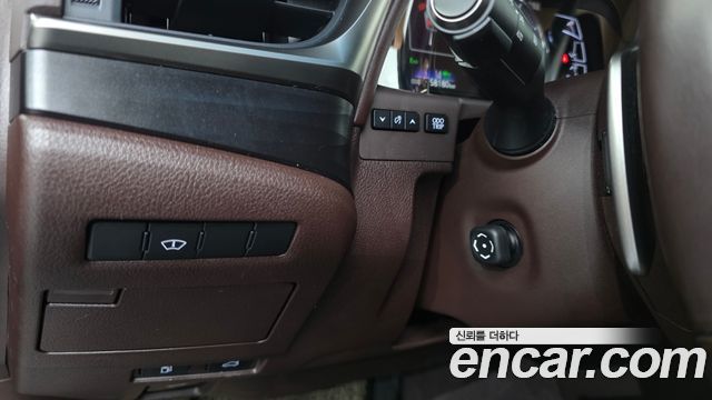 Lexus ES 2019 — photo 28