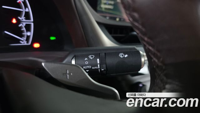 Lexus ES 2019 — photo 29