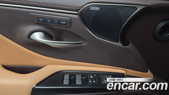 Lexus ES 2019 — photo 30