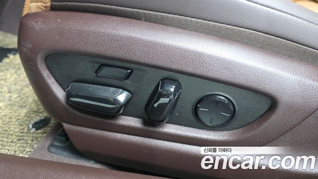 Lexus ES 2019 — photo 32