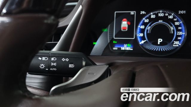 Lexus ES 2019 — photo 33